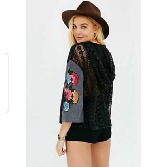 THE PYRAMID COLLECTION Floral Embroidered Hooded Pullover Top - Picture 12 of 12